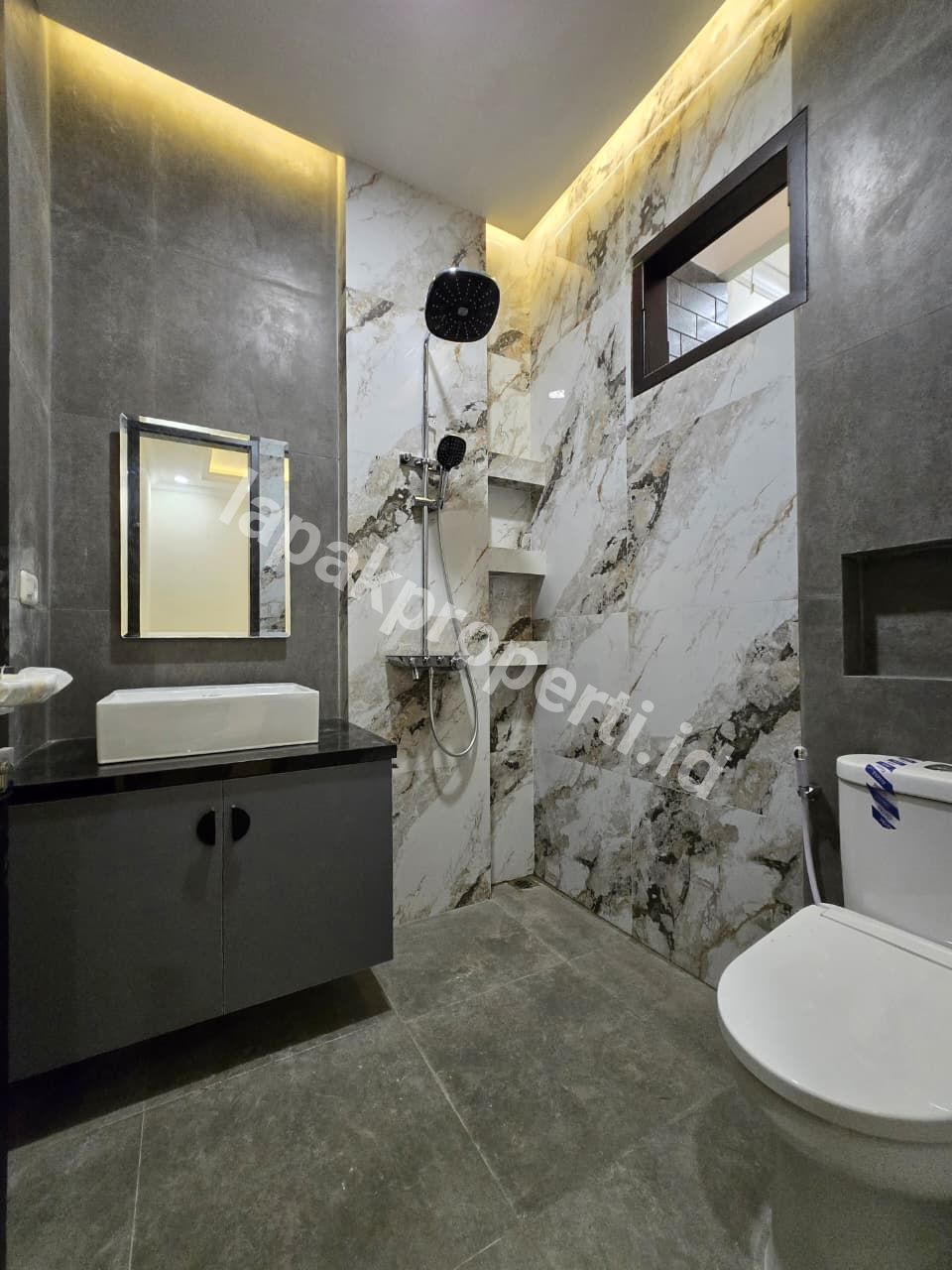Foto Rumah Mewah Design Classic Modern Dalam Komplek Di Duren Sawit Jakarta Timur - 5