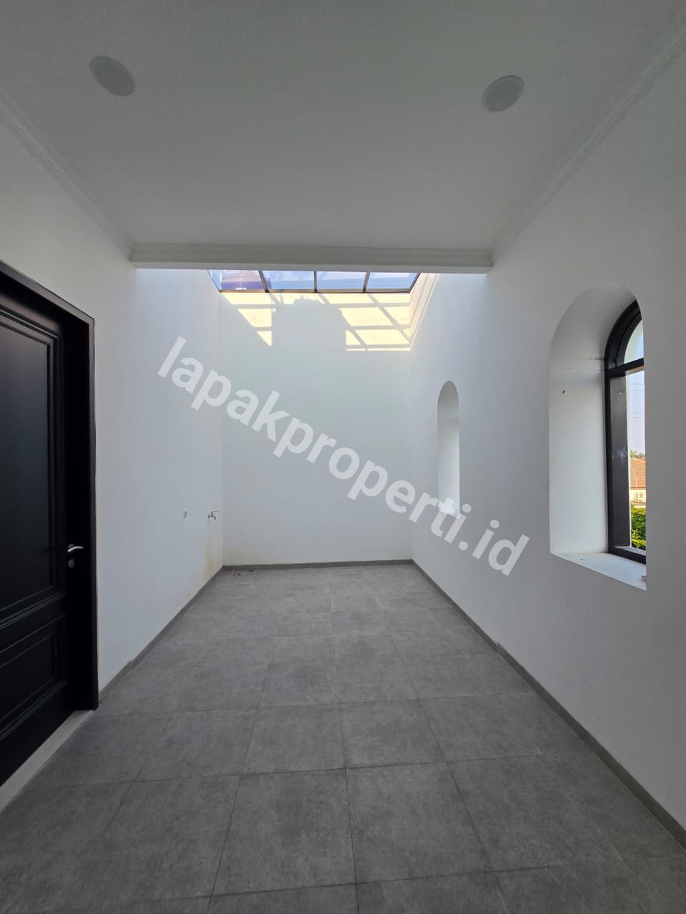 Foto Rumah Mewah design Classic Modern Dalam komplek - 8