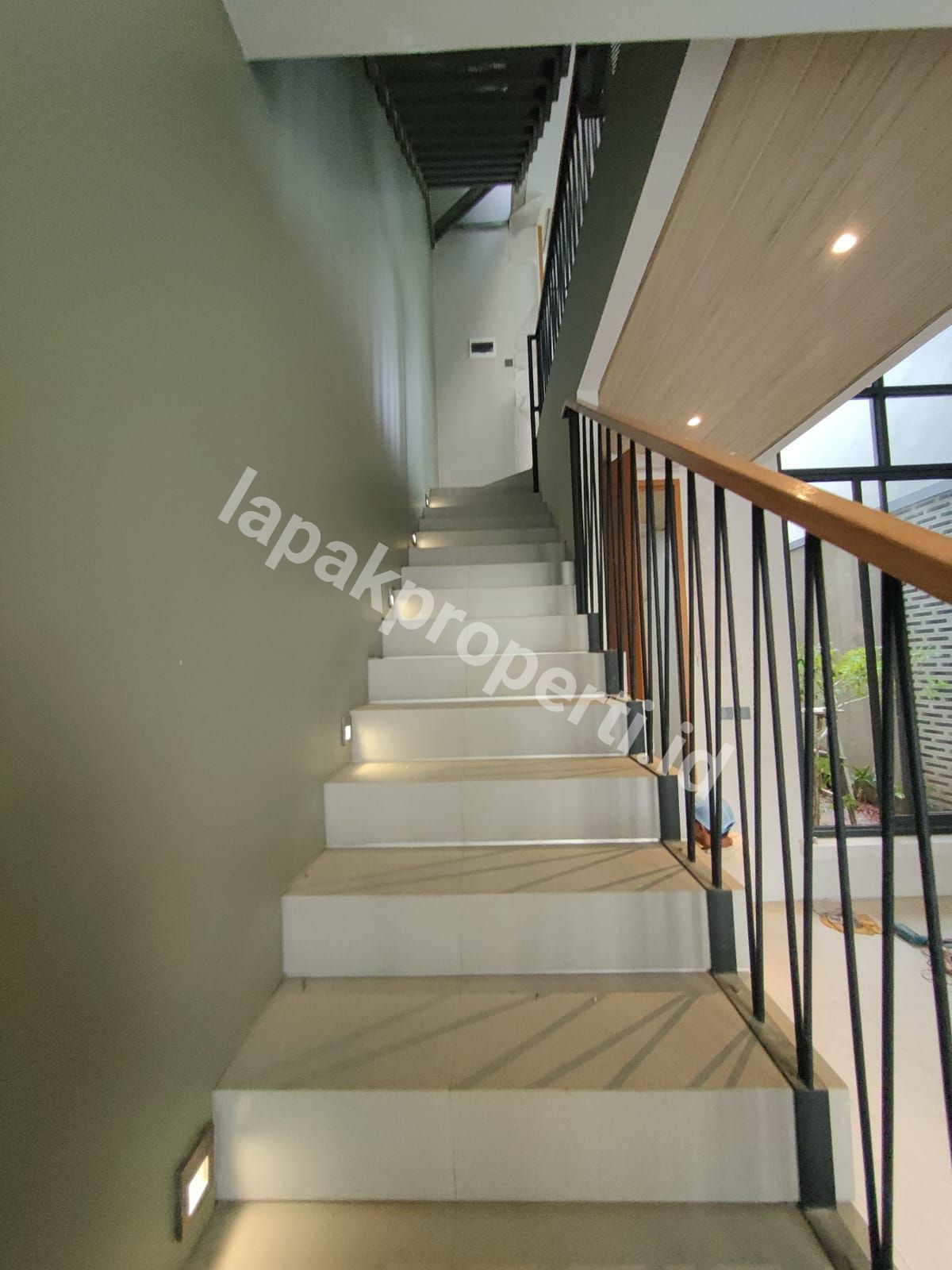Foto Rumah Baru Dengan Rofftop Dalam komplek Tenang Di Pondok Bambu Jakarta Timur - 9