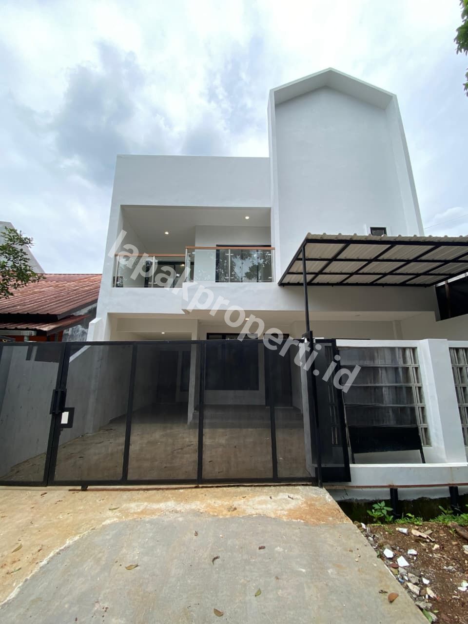 RUMAH BARU RENOVASI TANAH LUAS DALAM KOMPLEK STRATEGIS di JAGAKARSA JAKARTA SELATAN