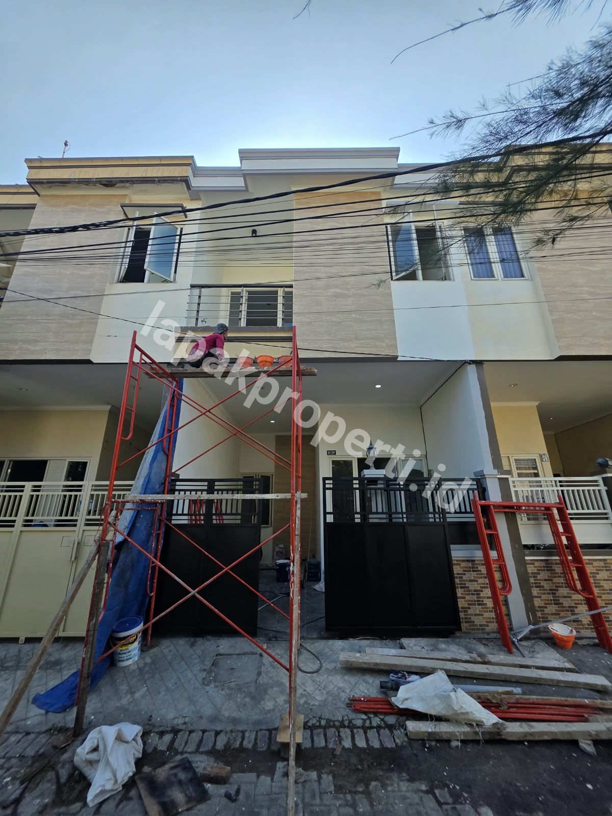 Jual Harga Bawah Pasar Rumah 2 lantai 3 kamar di Gading Indah Regency Surabaya Timur dekat Kedungcowek, Kenjeran