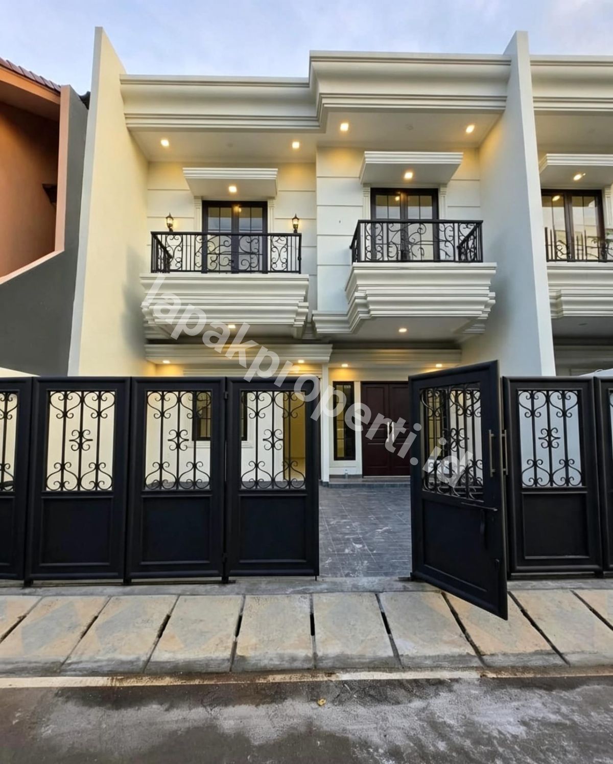 Rumah Mewah Design Classic Modern Dalam Komplek Di Duren Sawit Jakarta Timur