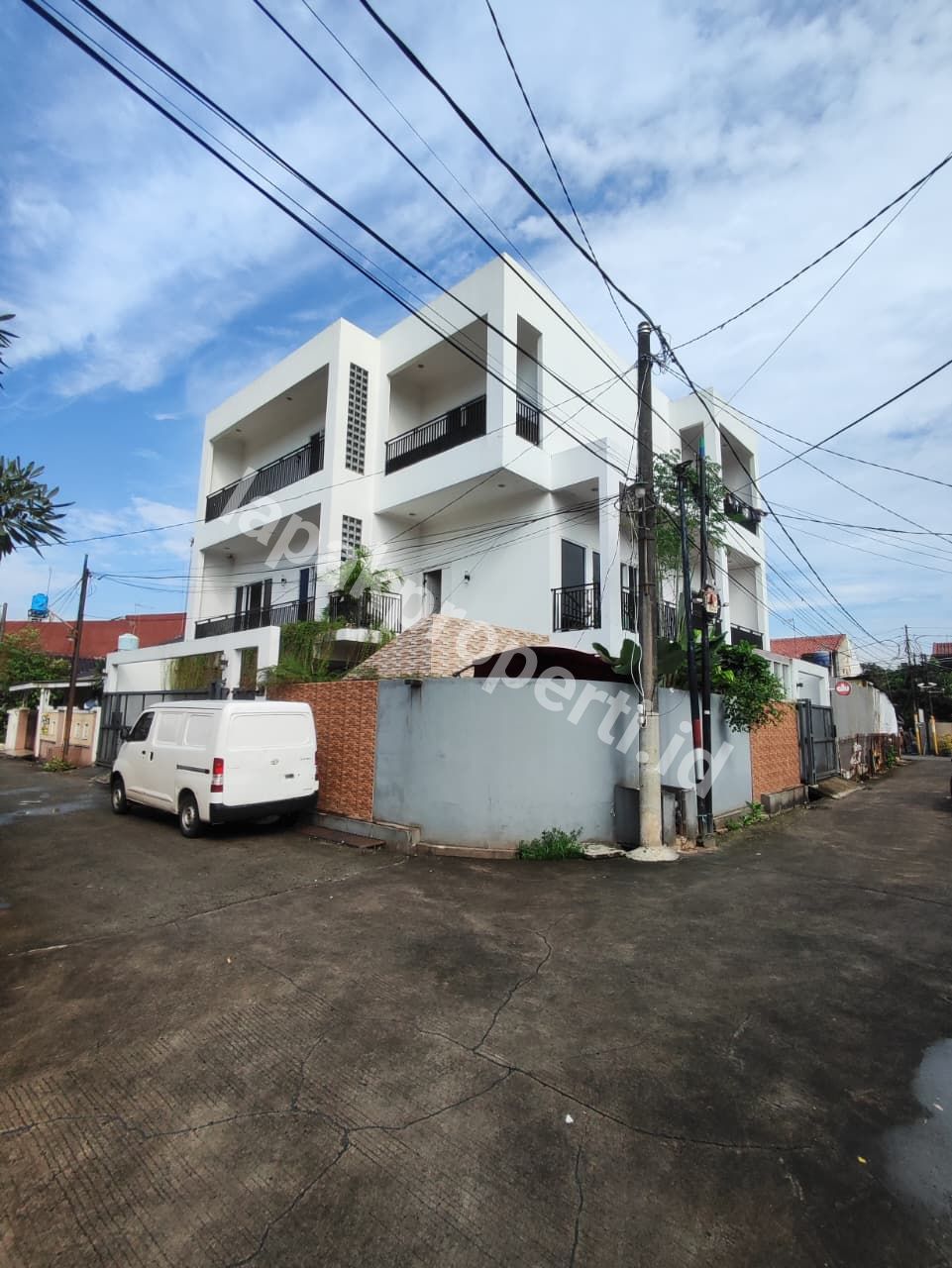 RUMAH MEWAH HOOK 3 LANTAI FULL FURNISHED DALAM KOMPLEK STRATEGIS di JATIBENING BEKASI