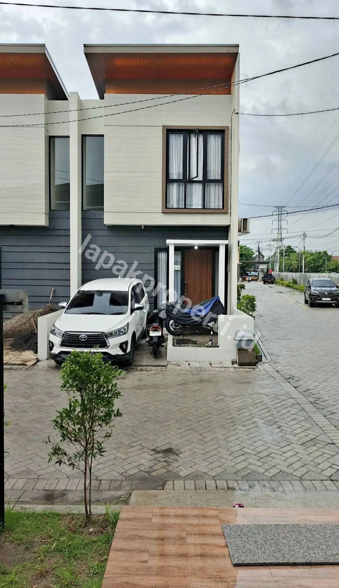 Disewakan Rumah Pojok 2 lantai Alana Gunungsari Indah Surabaya Barat dekat Wiyung
