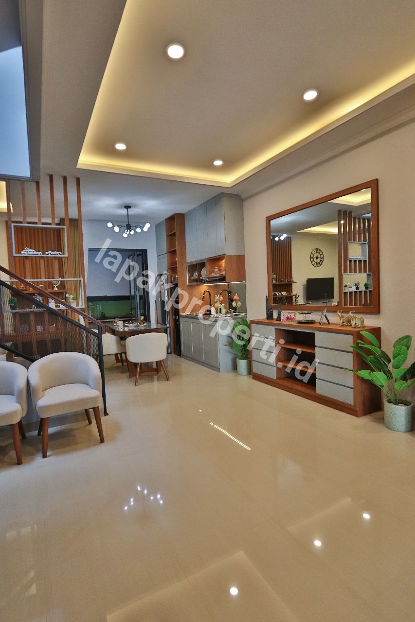 Foto Rumah Modern Minimalis 2,5 Lantai di Area Pondok Indah Jakarta Selatan - 9