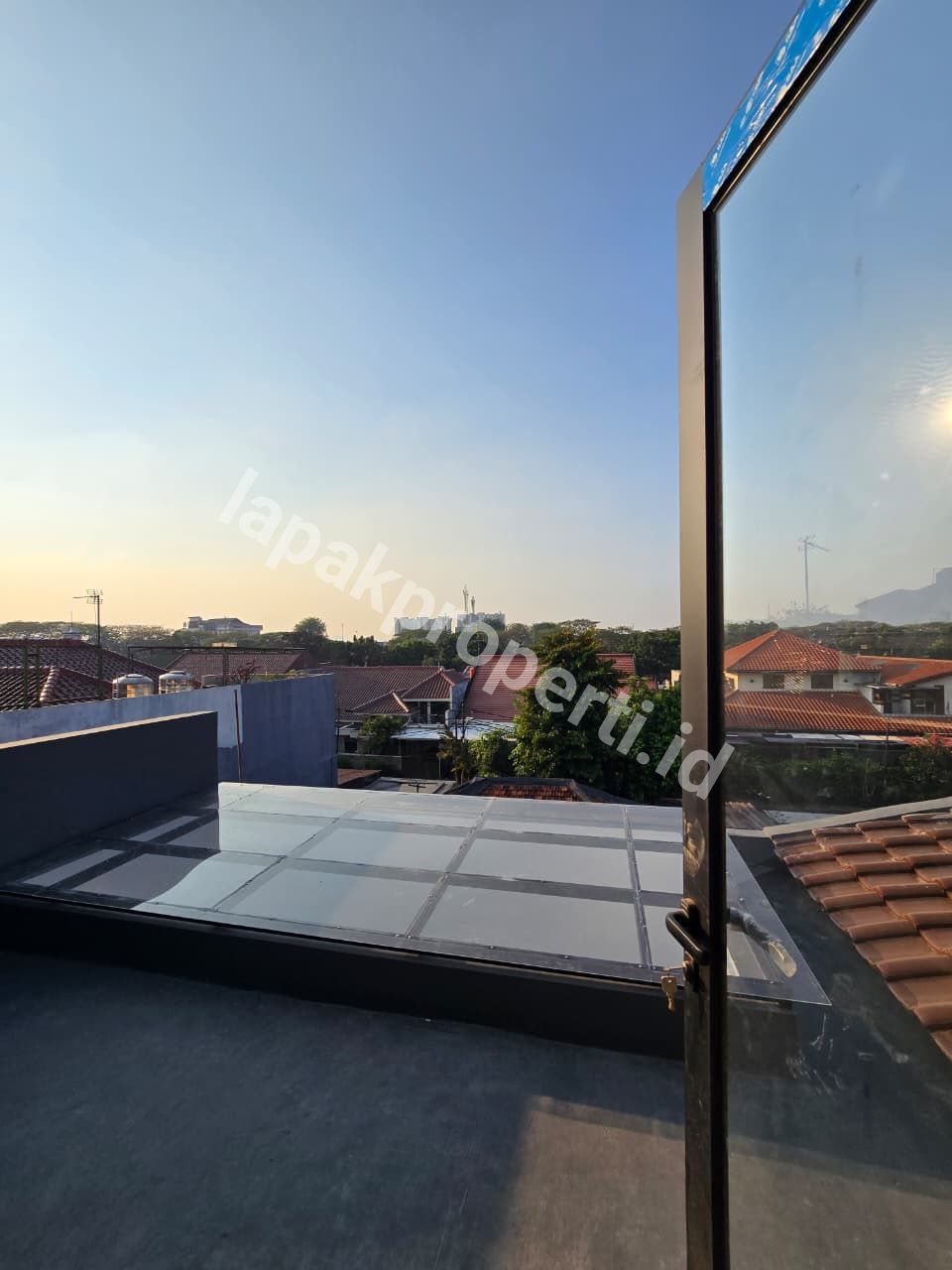 Foto Rumah Mewah design Classic Modern Dalam komplek - 13