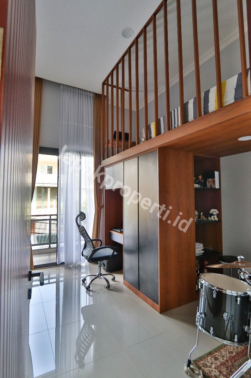 Foto Rumah Modern Minimalis 2,5 Lantai di Area Pondok Indah Jakarta Selatan - 4