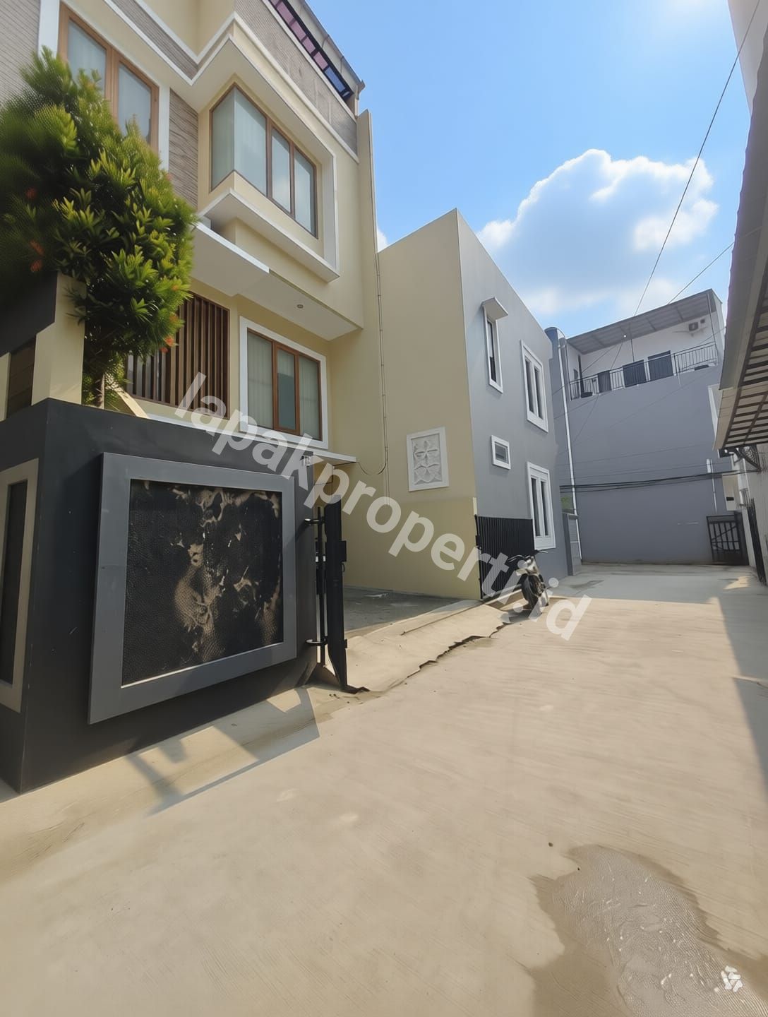 Foto Rumah 3 lantai di lubang buaya Cipayung Jakarta Timur - 11