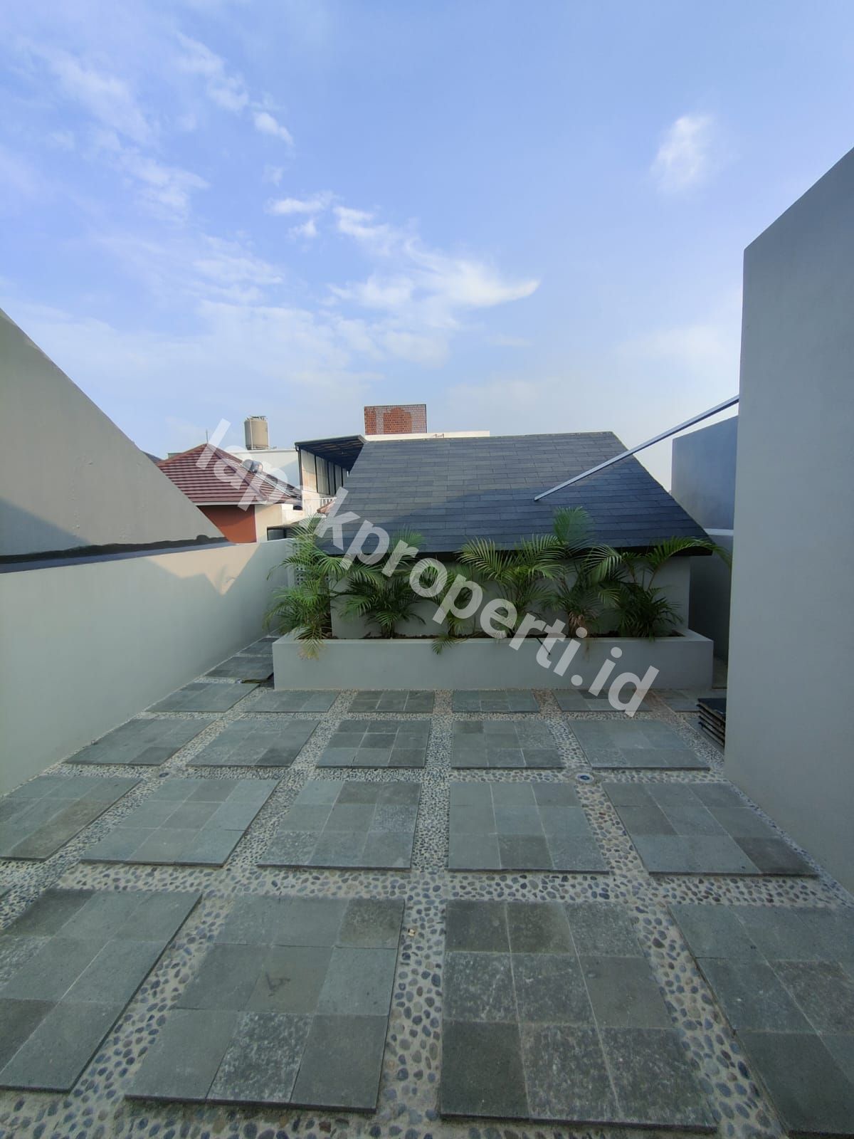 Foto Rumah Baru Dengan Rofftop Dalam komplek Tenang Di Pondok Bambu Jakarta Timur - 10