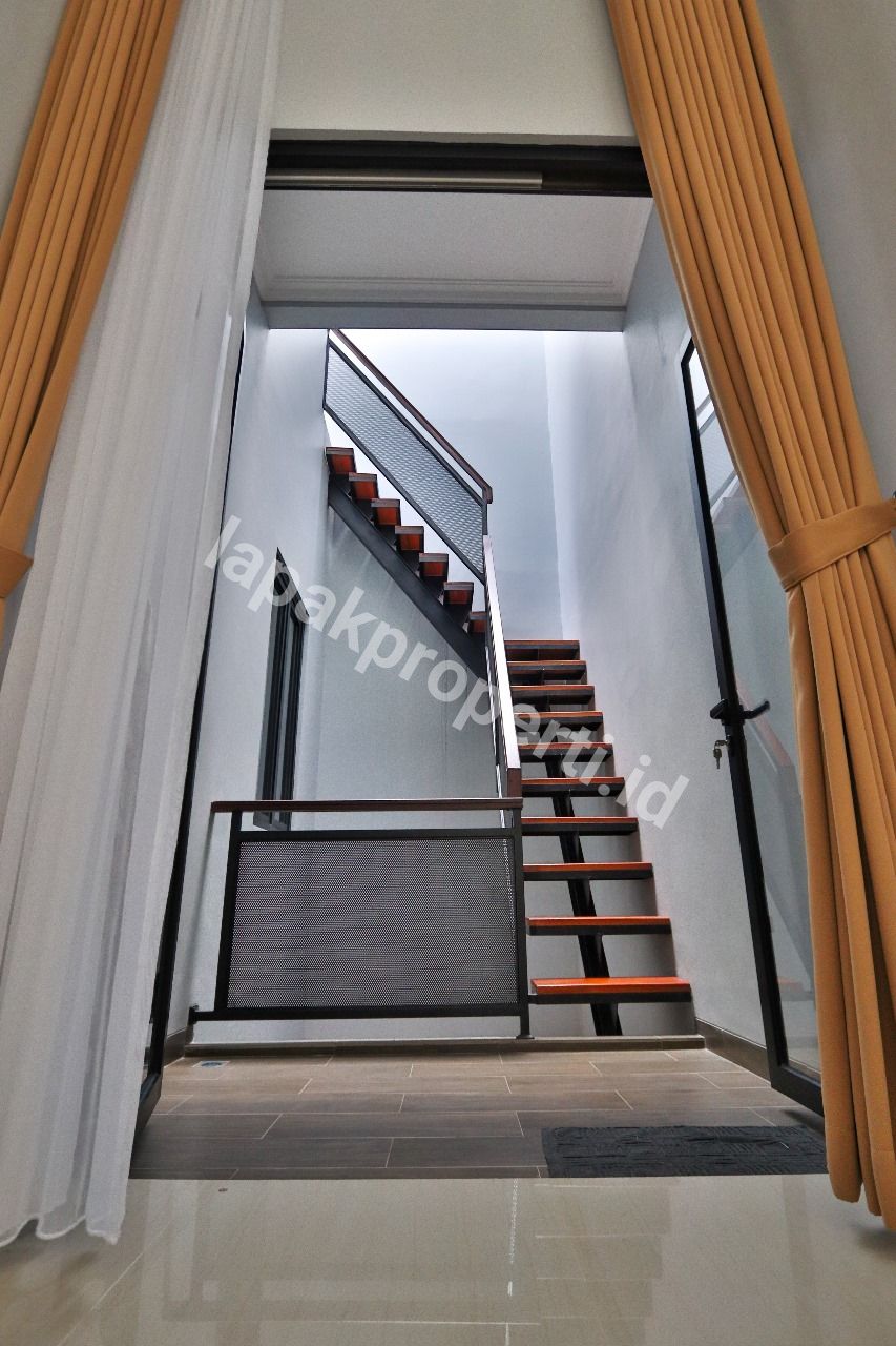 Foto Rumah Modern Minimalis 2,5 Lantai di Area Pondok Indah Jakarta Selatan - 10