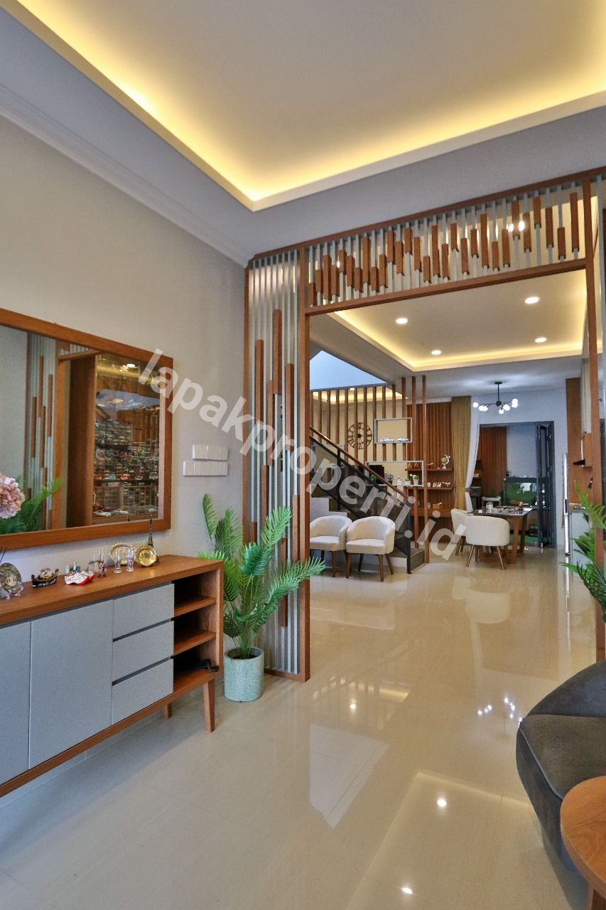 Foto Rumah Modern Minimalis 2,5 Lantai di Area Pondok Indah Jakarta Selatan - 3
