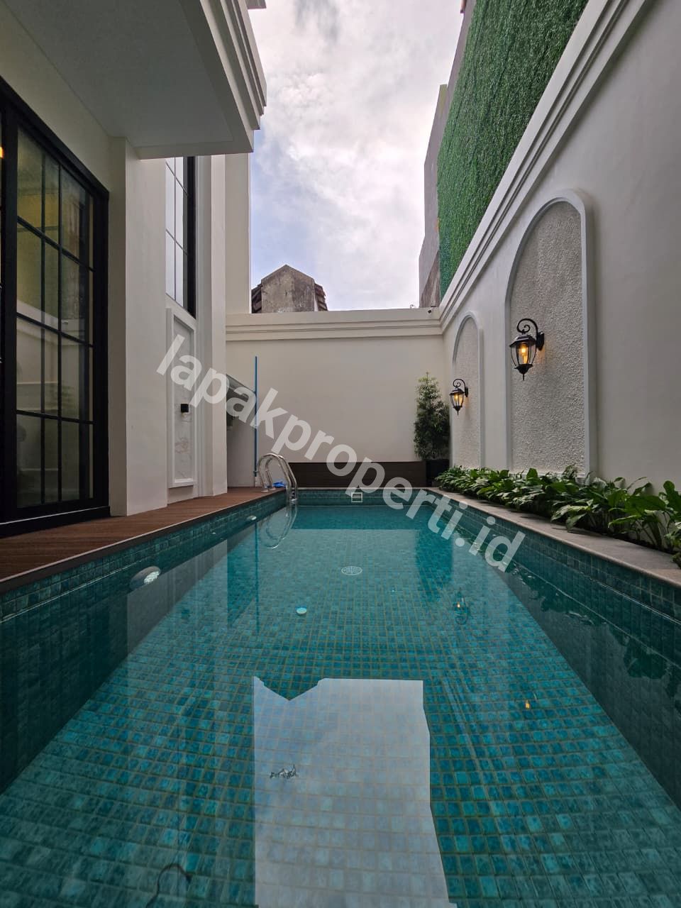 Foto Rumah Mewah Dalam komplek Elite Dengan Pripave Pool Di Pondok Kelapa Jakarta Timur - 13