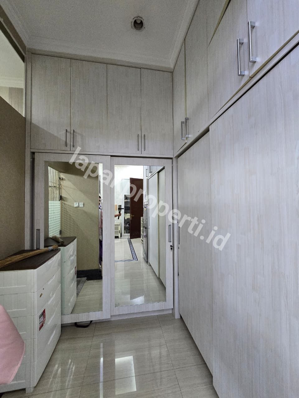 Foto Rumah Full Furnished Dalam komplek Di Jatinegara Jakarta Timur - 9