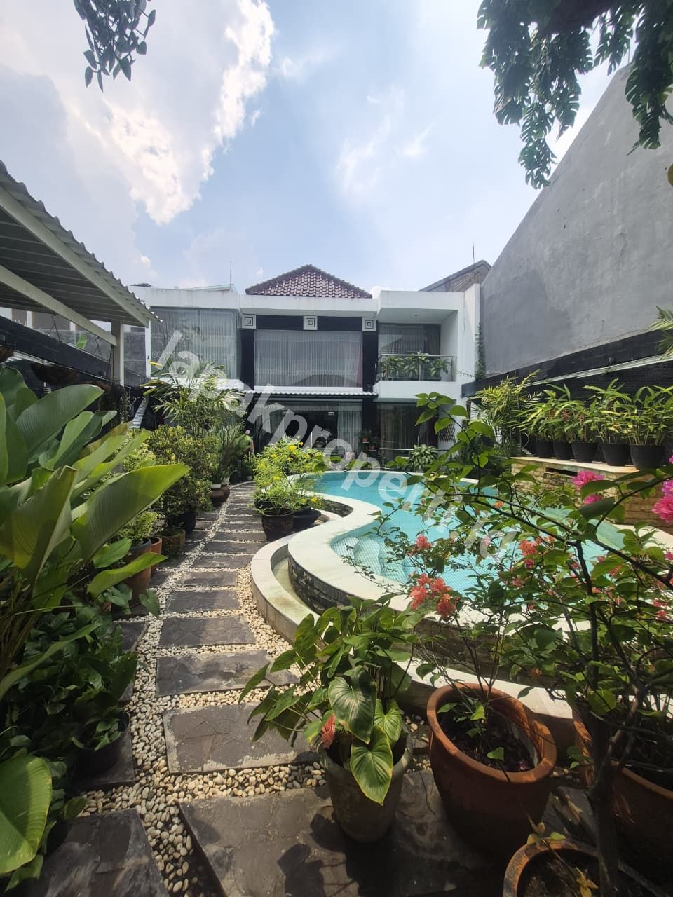 Dijual Rumah Secondary Dalam komplek Dengan Private Poll Di Duren Sawit Jakarta Timur
