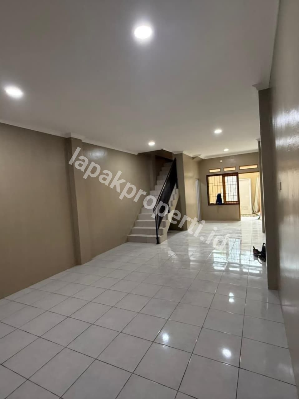 Foto Ruko Komersil Siap Pakai Pinggir Jalan Raya di Cibinong Bogor - 5